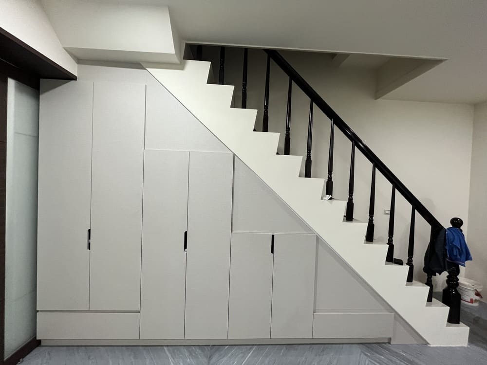 樓梯下的收納櫃有何用處?